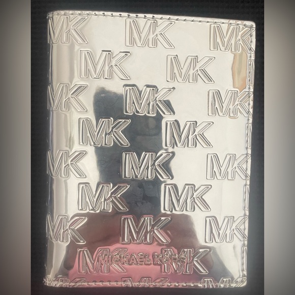MICHAEL KORS METALLIC MK SIGNATURE FASHION FLAT PASSPORT CASE HOLDER ID CARD - Picture 5 of 5